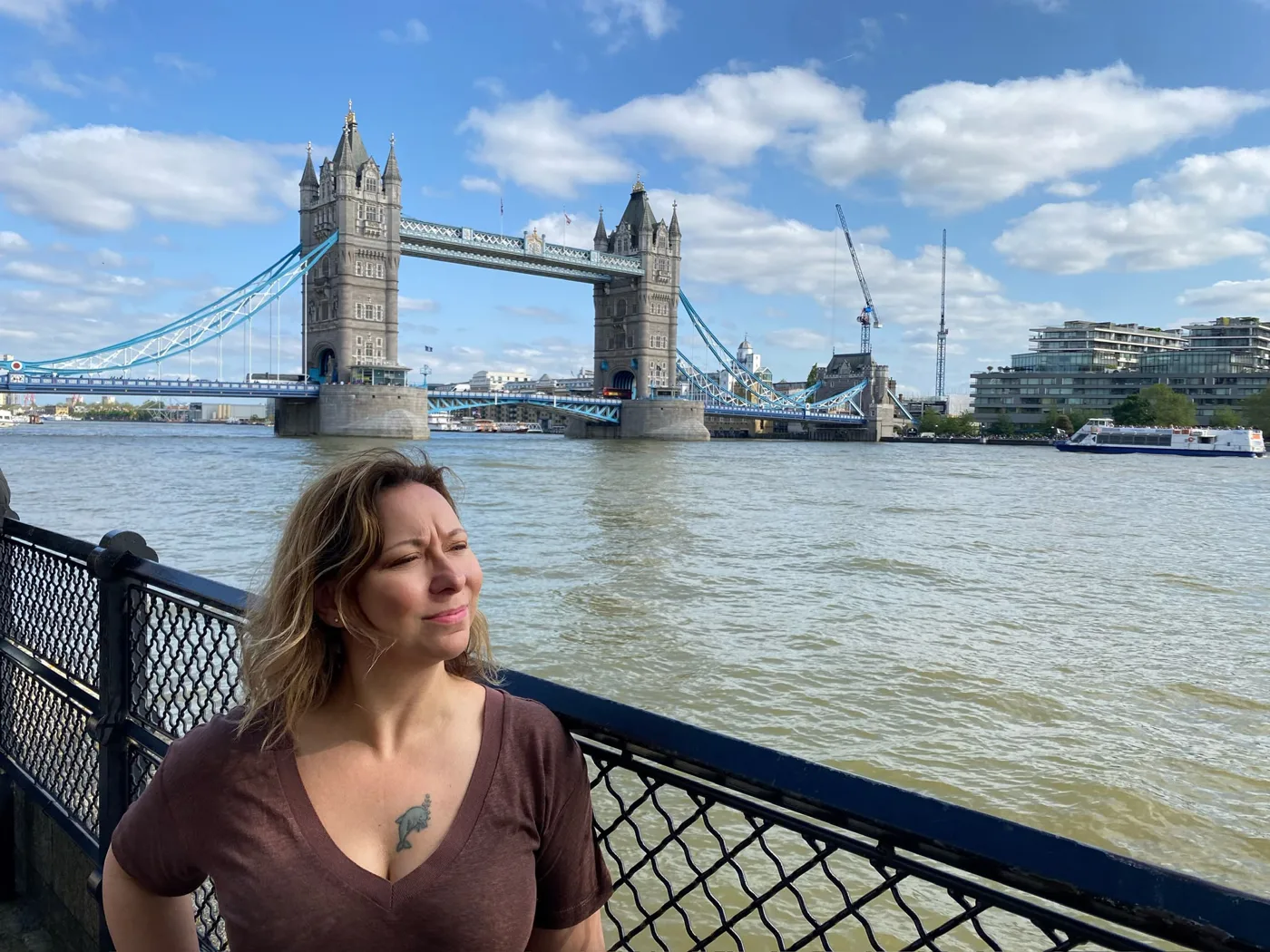 Cristina Casali in viaggio a Londra, sullo sfondo il Tower Bridge